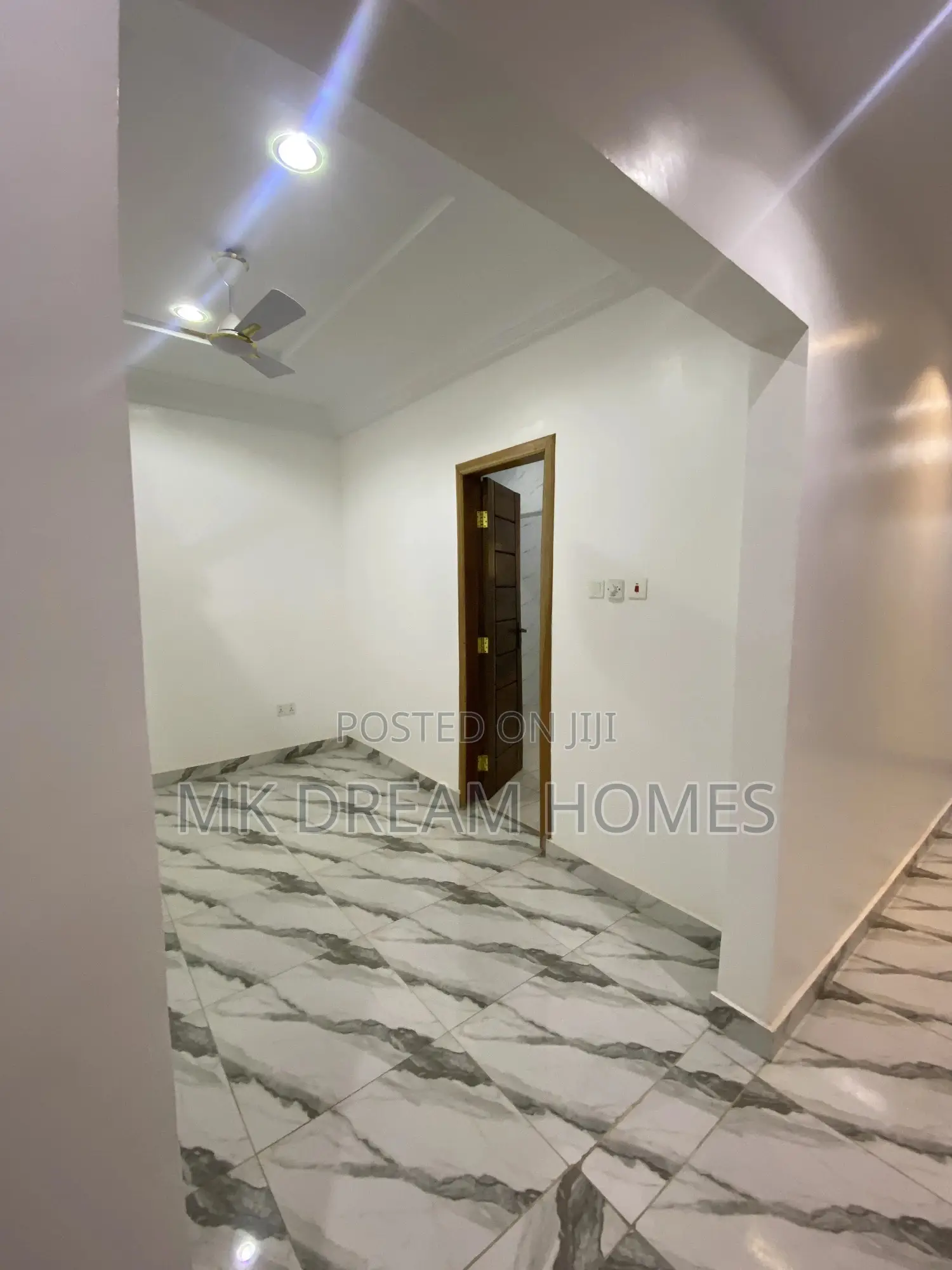 5bdrm House in Lake Side Estate for sale