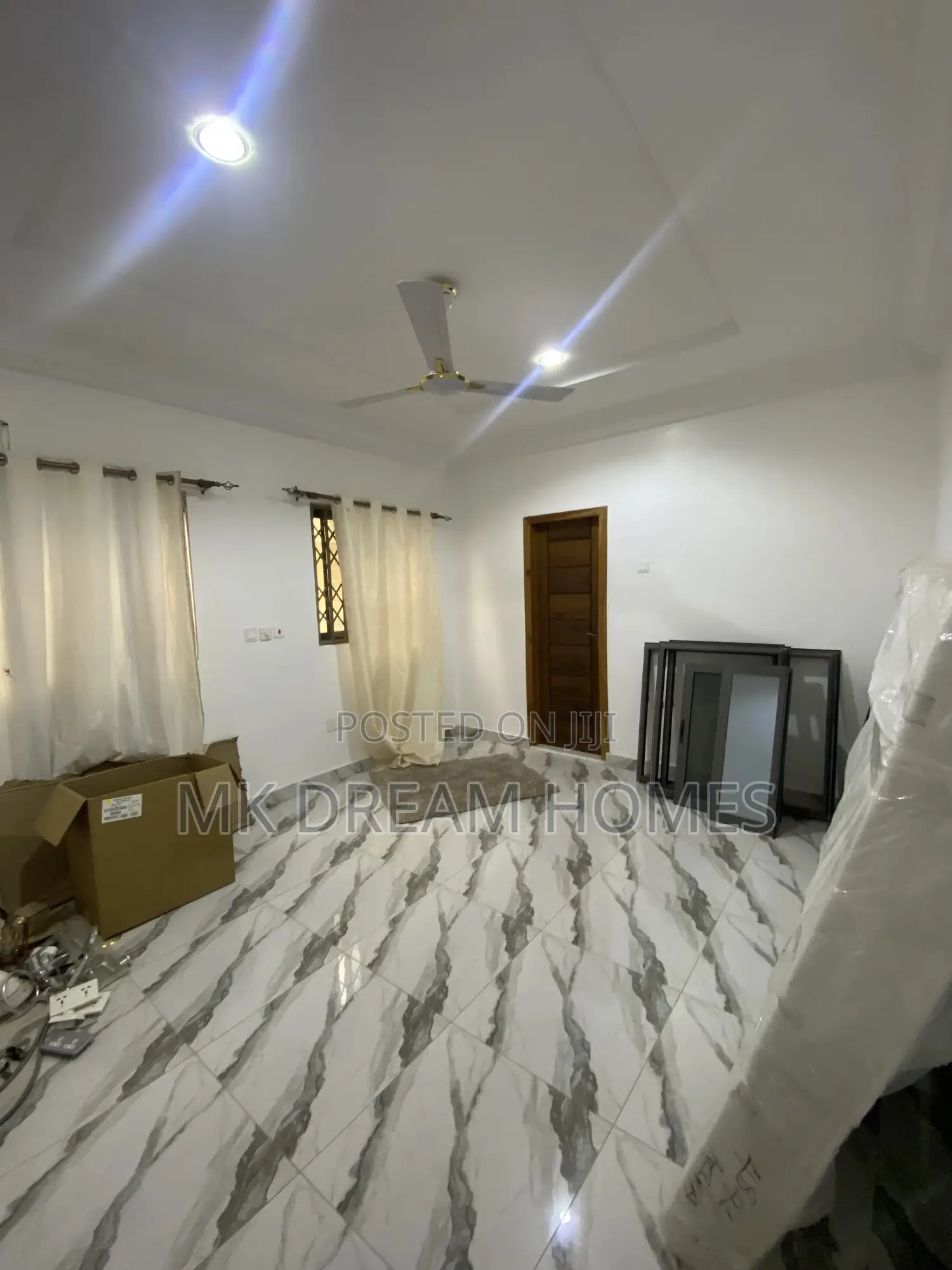5bdrm House in Lake Side Estate for sale