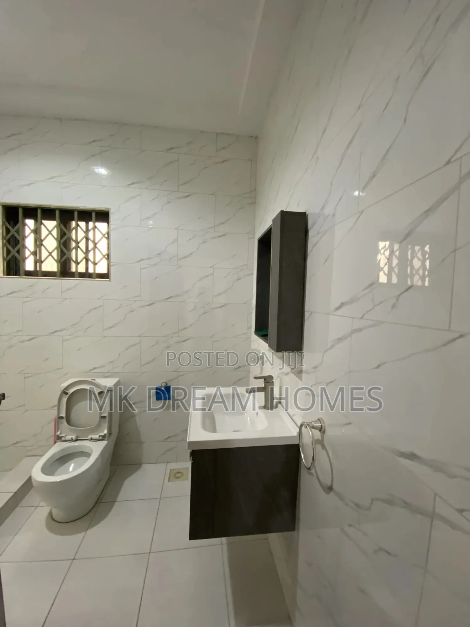 5bdrm House in Lake Side Estate for sale
