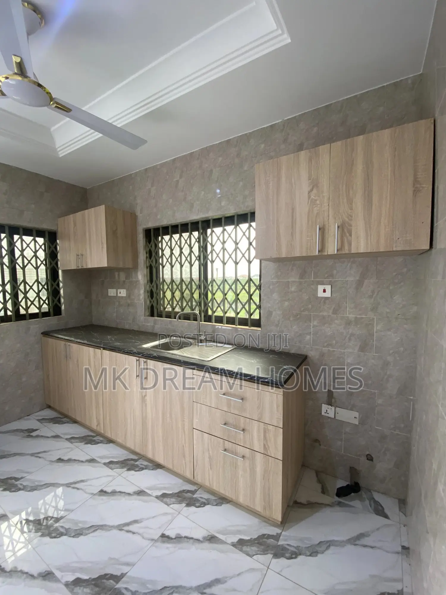 5bdrm House in Lake Side Estate for sale