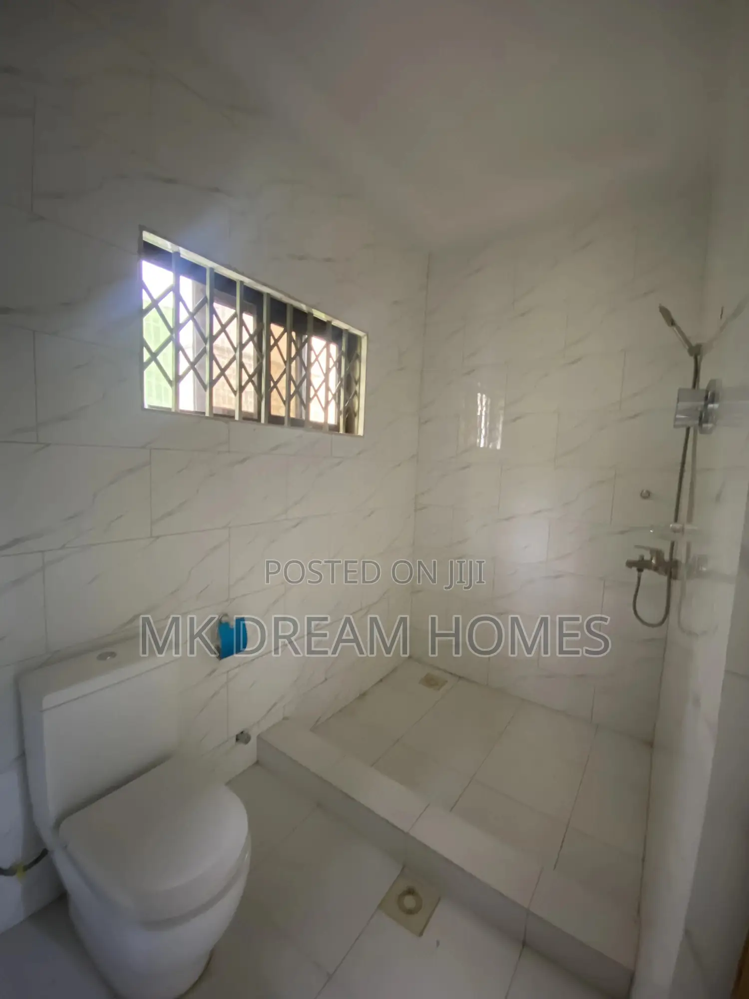 5bdrm House in Lake Side Estate for sale