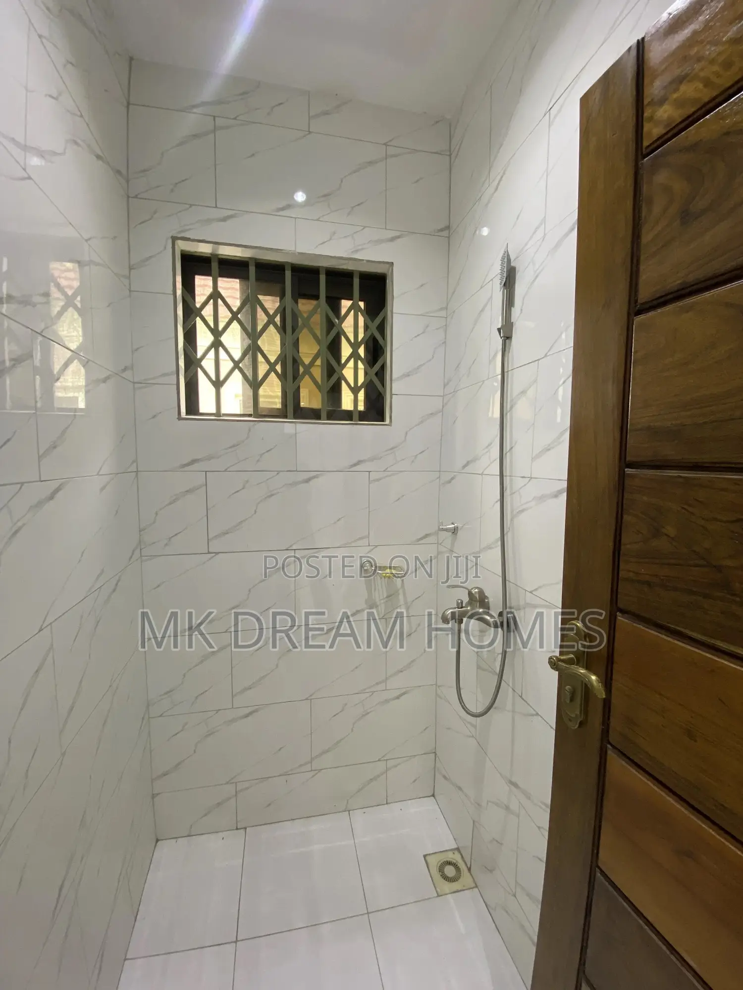 5bdrm House in Lake Side Estate for sale