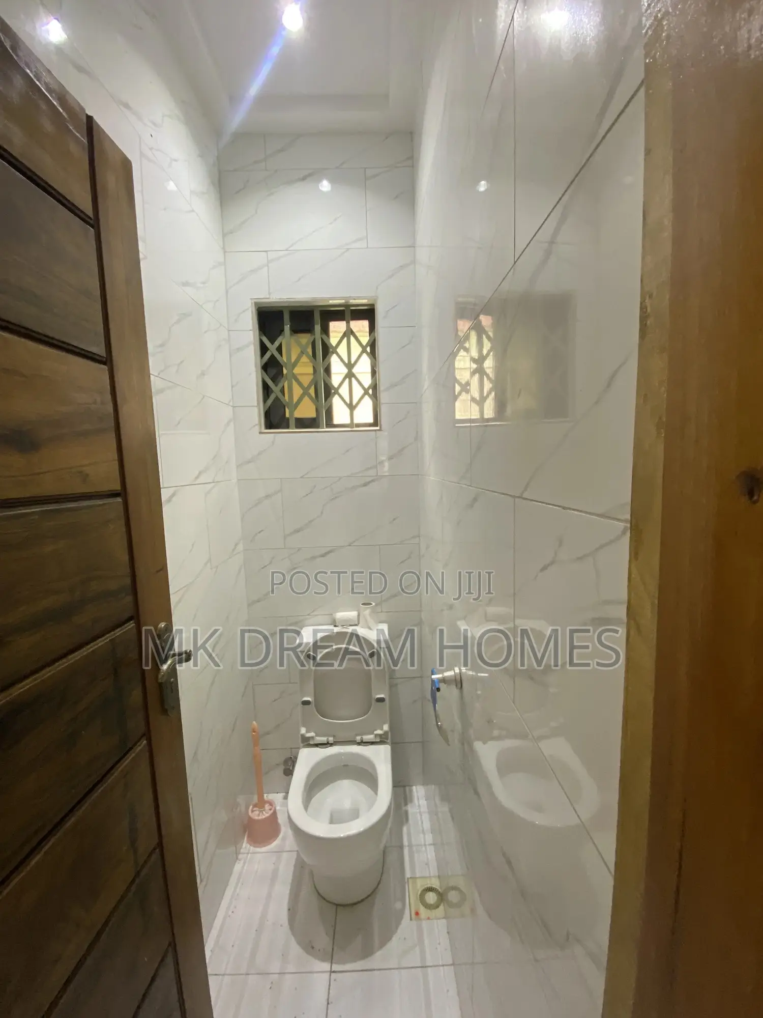 5bdrm House in Lake Side Estate for sale