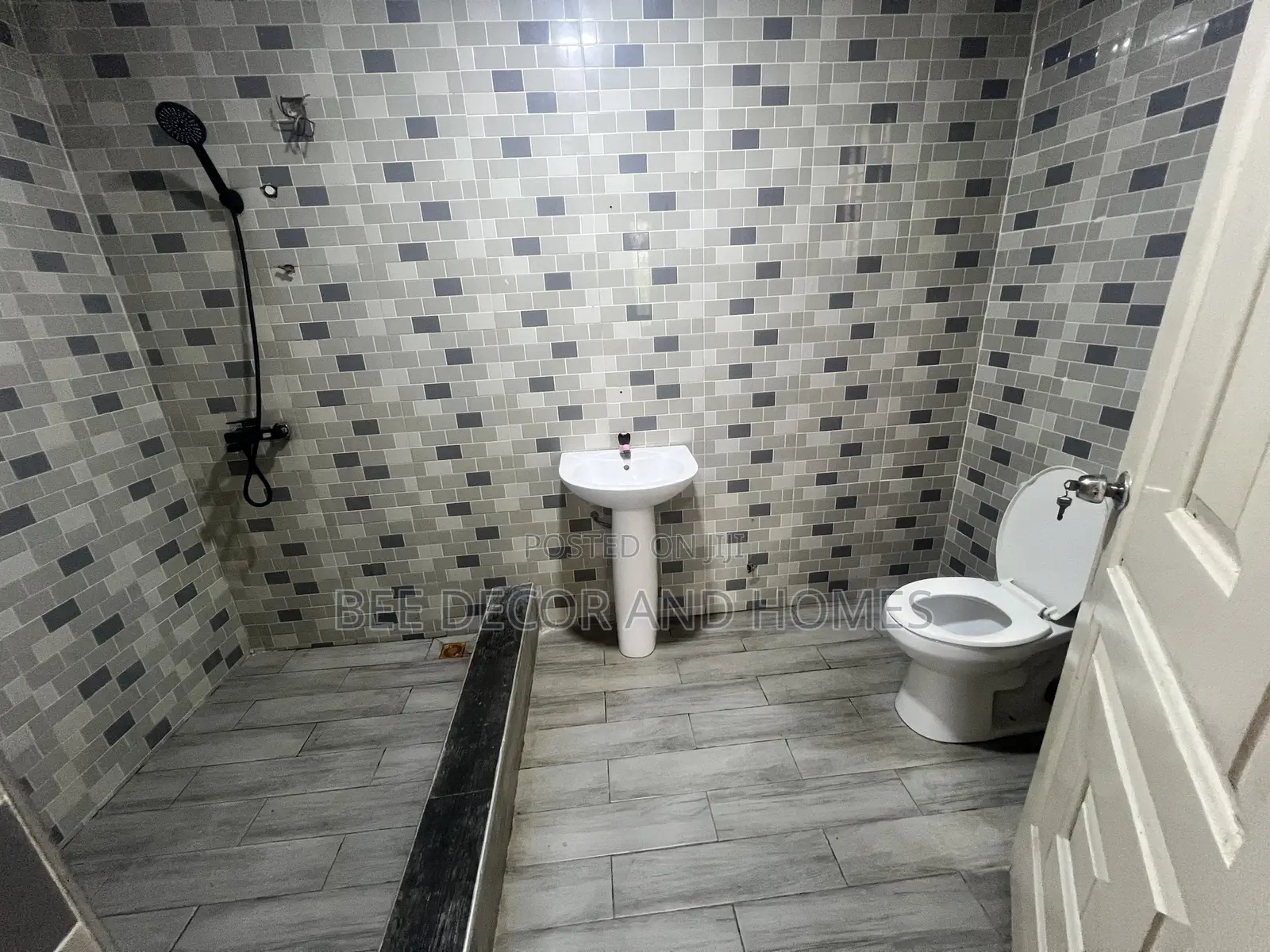 2bdrm Apartment in Bee Decor & Homes, Old Ashomang for rent