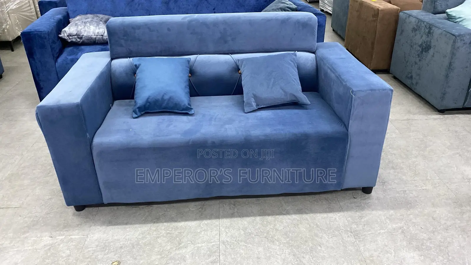 Quality 2in1 Sofa With Comfortable Pillows