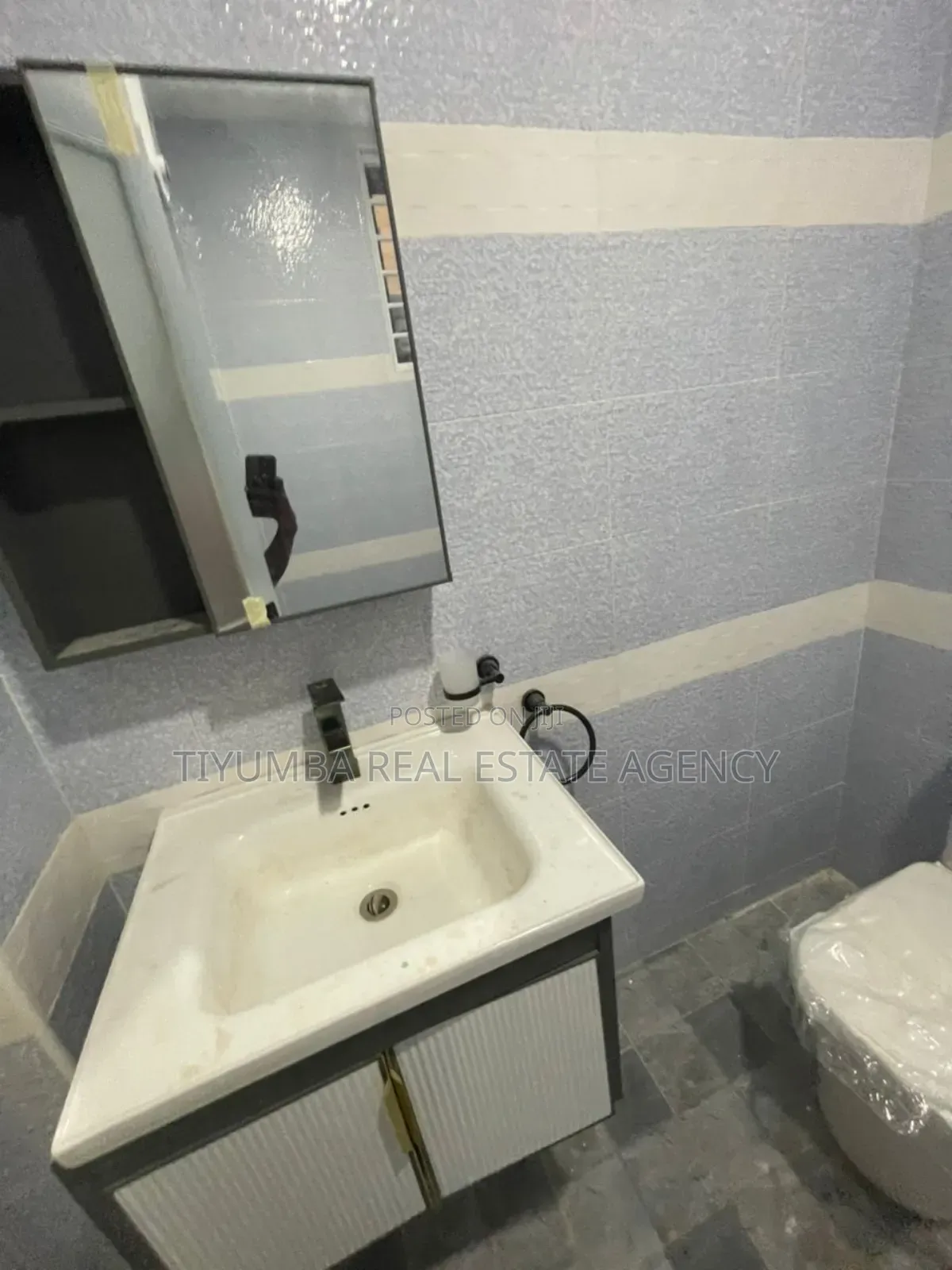 6bdrm House in Tiyumba Real Estate, West Legon for rent