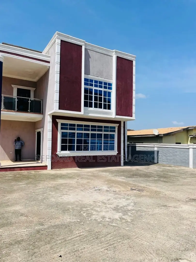 5bdrm Duplex in Achimota for sale