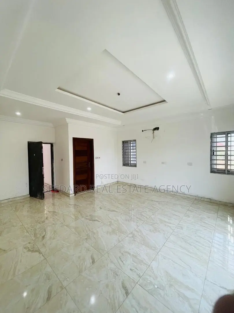 5bdrm Duplex in Achimota for sale