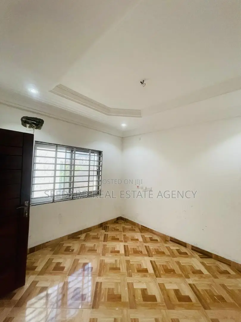 5bdrm Duplex in Achimota for sale