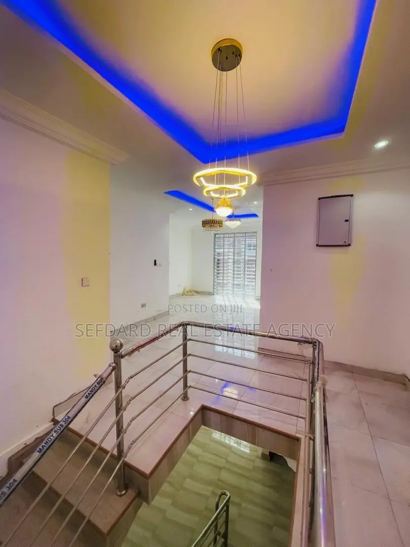5bdrm Duplex in Achimota for sale