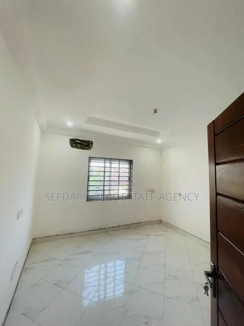 5bdrm Duplex in Achimota for sale