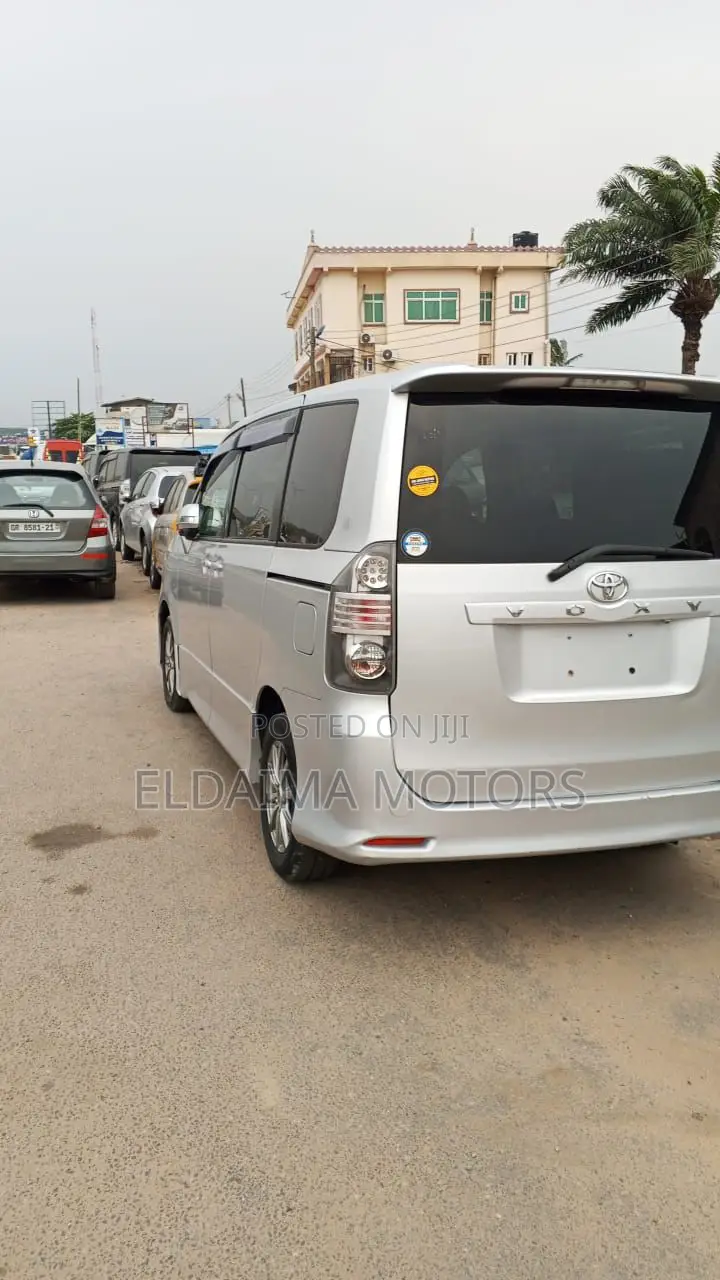 Toyota Voxy 2012 Gray