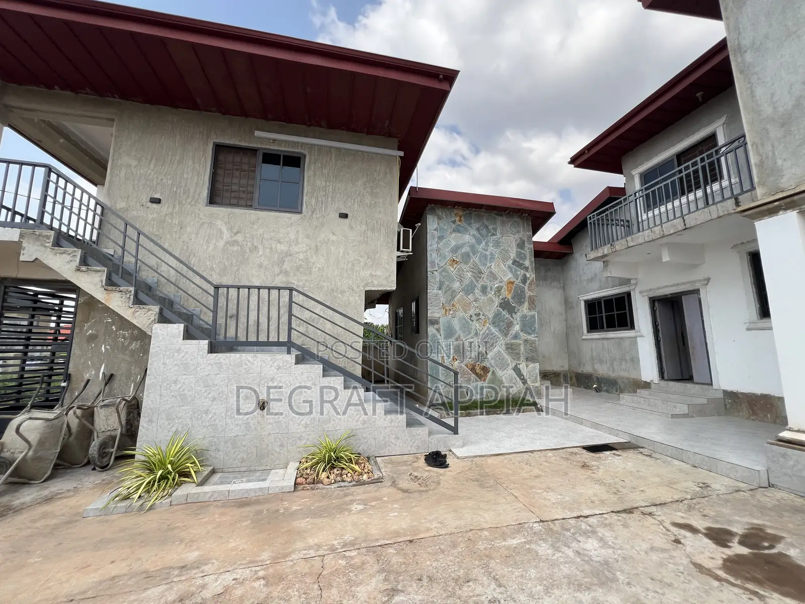 8bdrm Apartment in Santasi Trede, Kumasi Metropolitan for sale