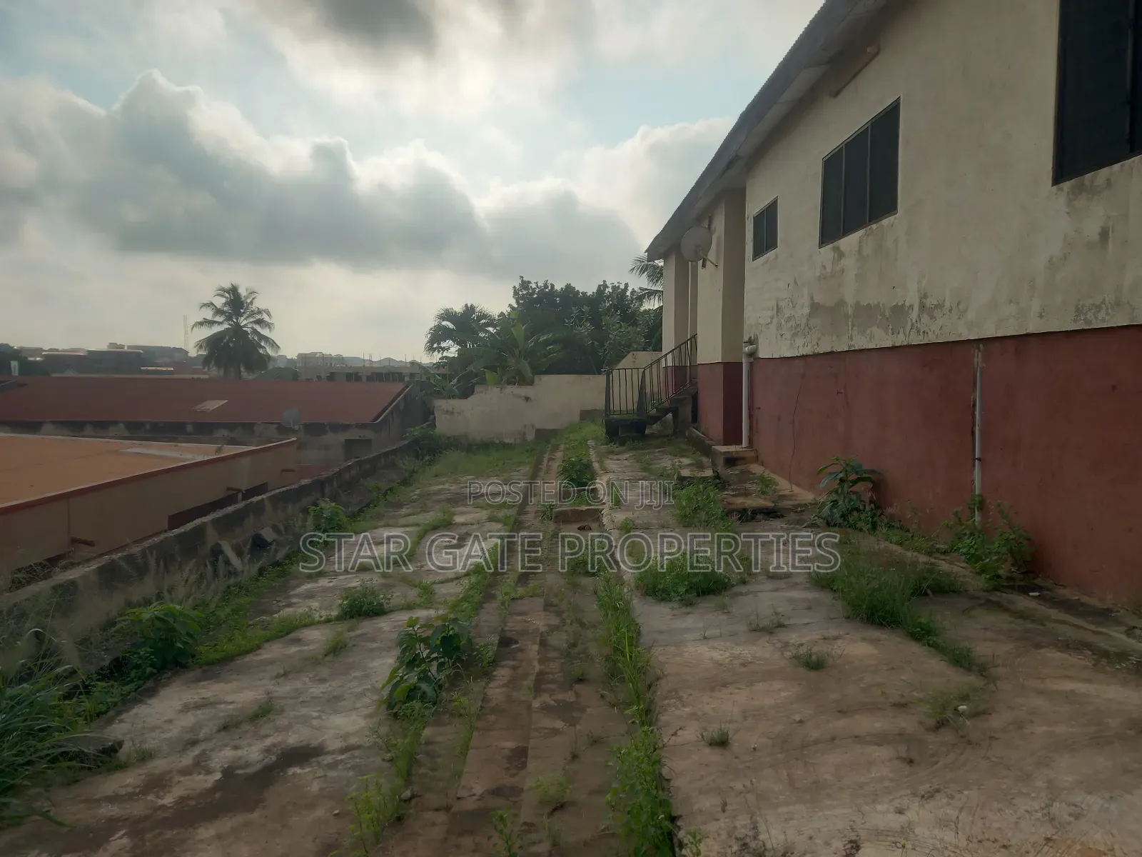 7bdrm House in Santasi, Kumasi Metropolitan for sale