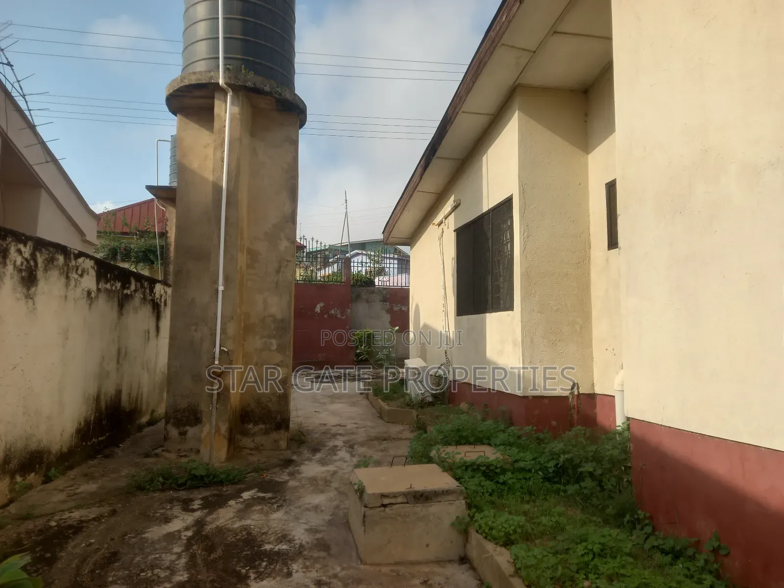 7bdrm House in Santasi, Kumasi Metropolitan for sale