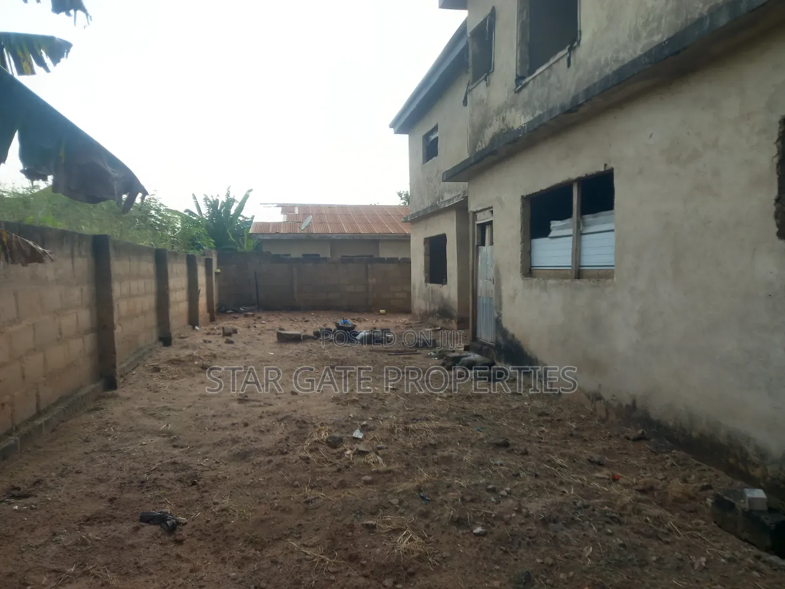 12bdrm House in Afari Military, Kumasi Metropolitan for sale
