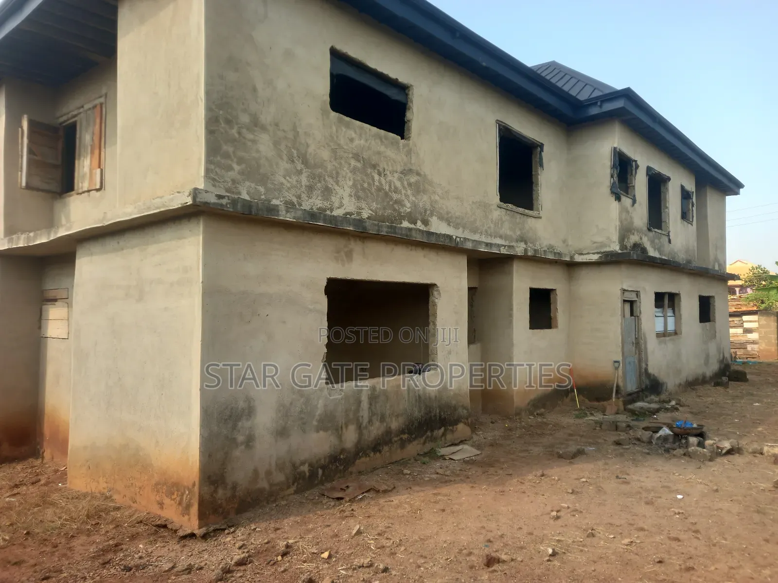 12bdrm House in Afari Military, Kumasi Metropolitan for sale