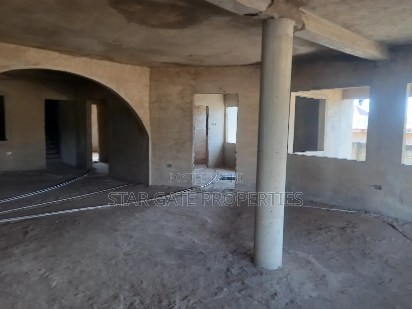 12bdrm House in Afari Military, Kumasi Metropolitan for sale