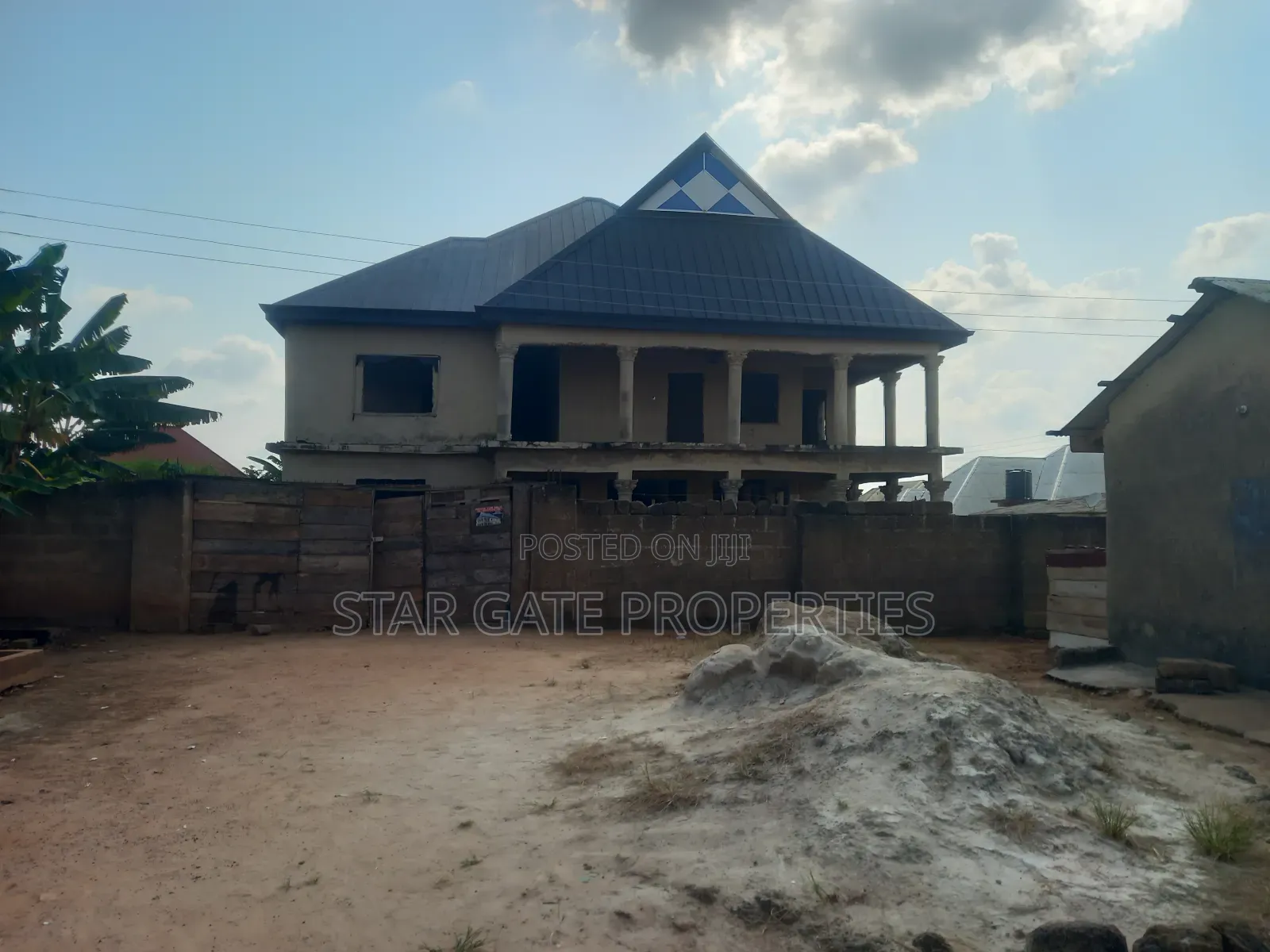 12bdrm House in Afari Military, Kumasi Metropolitan for sale