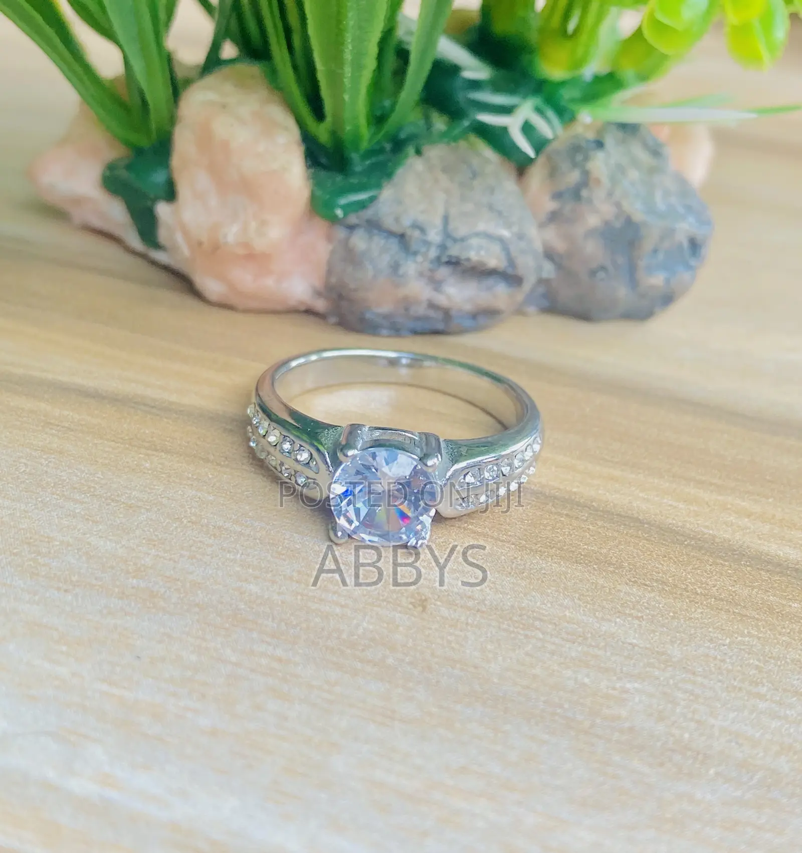 Gorgeous Women's Promise/Engagement Ring
