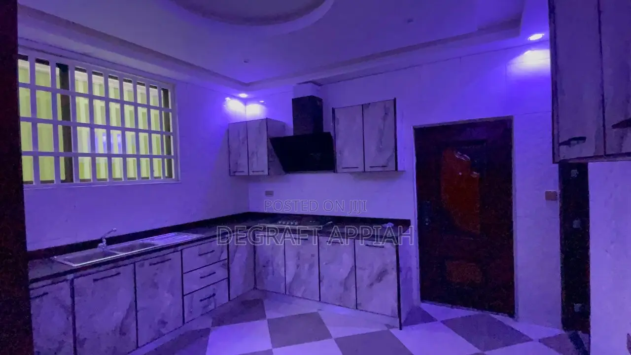 5bdrm House in Kronum Abuohia, Kumasi Metropolitan for sale