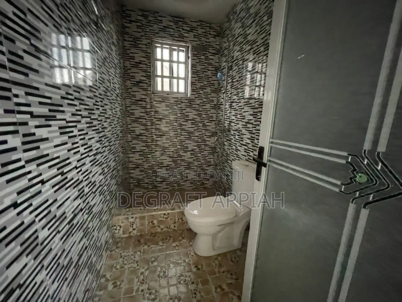 5bdrm House in Kronum Abuohia, Kumasi Metropolitan for sale