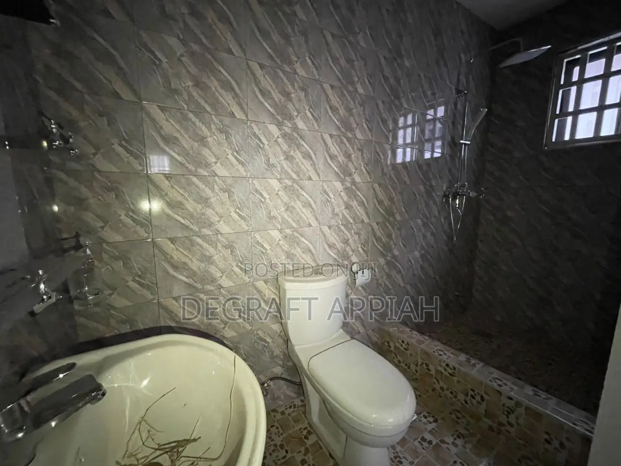 5bdrm House in Kronum Abuohia, Kumasi Metropolitan for sale