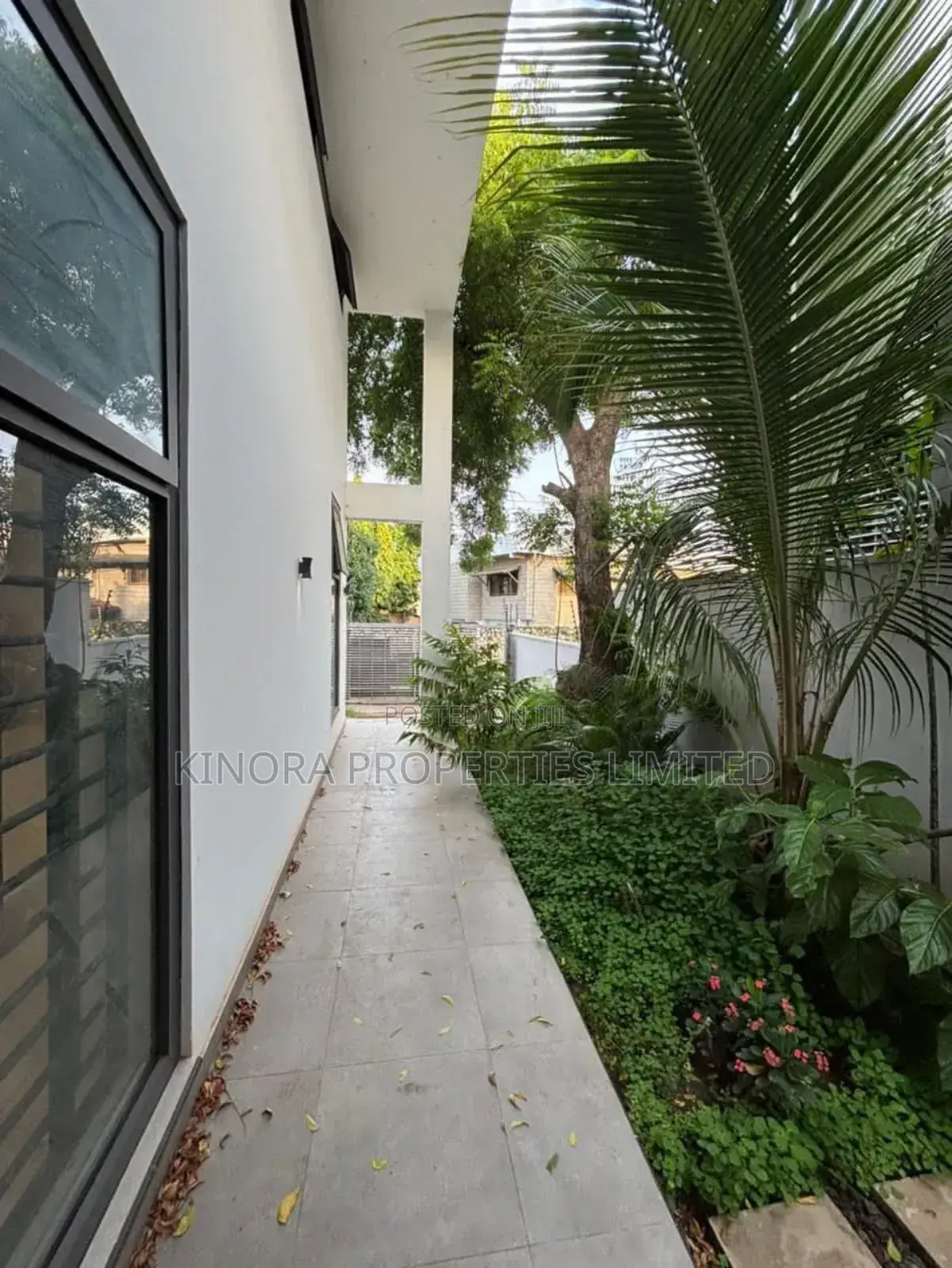 4bdrm Duplex in East Airport for sale