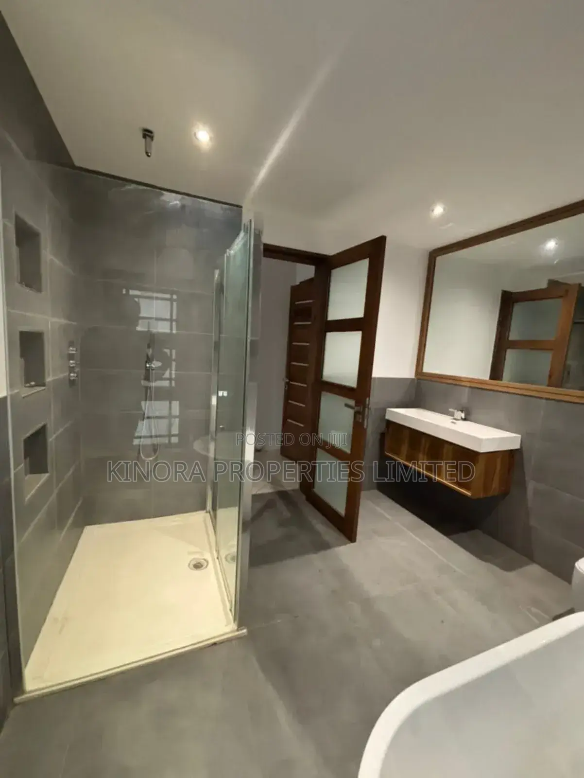 4bdrm Duplex in East Airport for sale