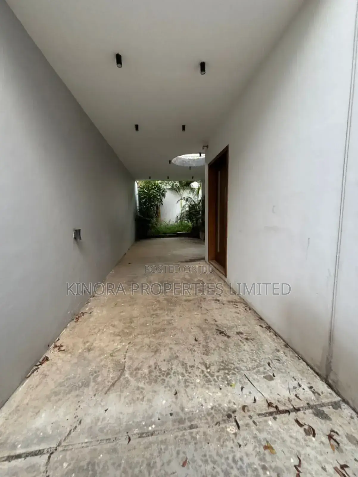 4bdrm Duplex in East Airport for sale