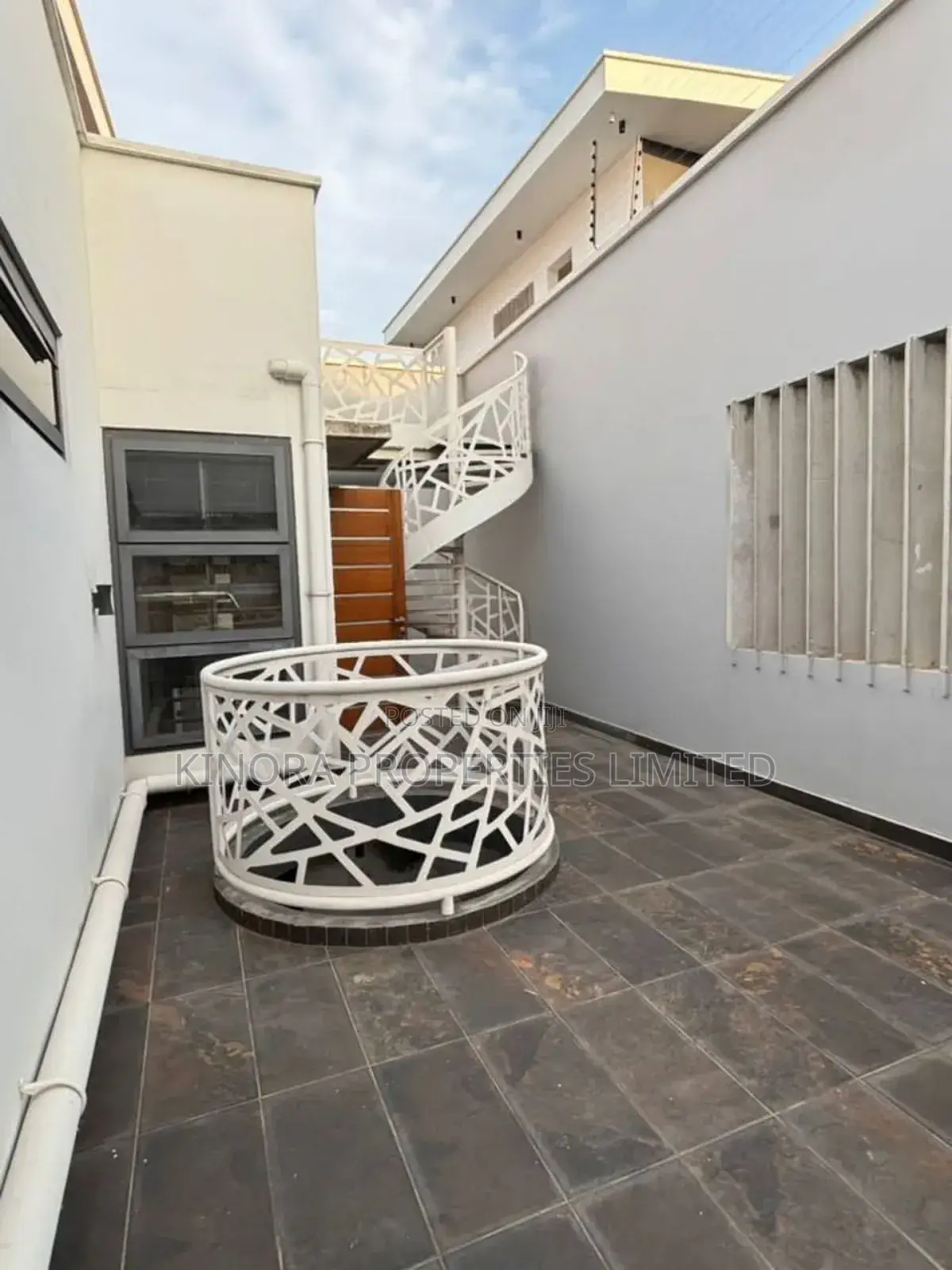 4bdrm Duplex in East Airport for sale
