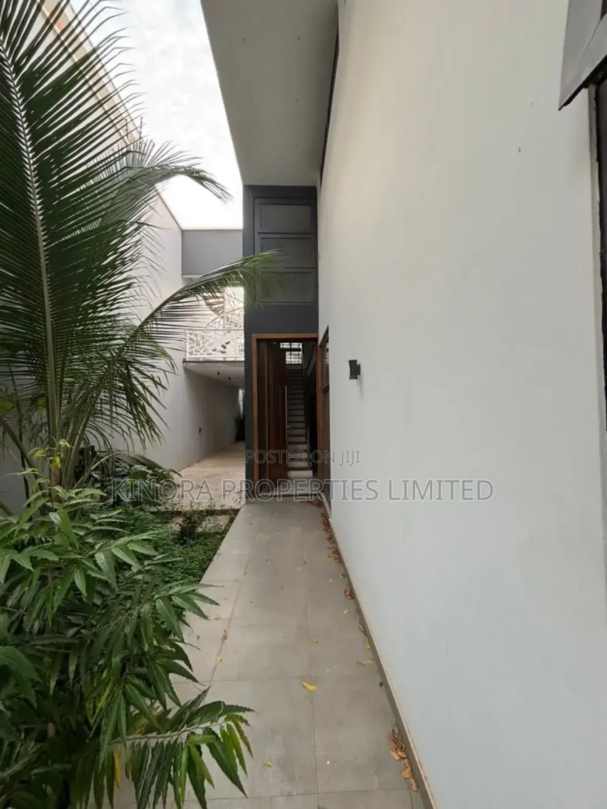 4bdrm Duplex in East Airport for sale