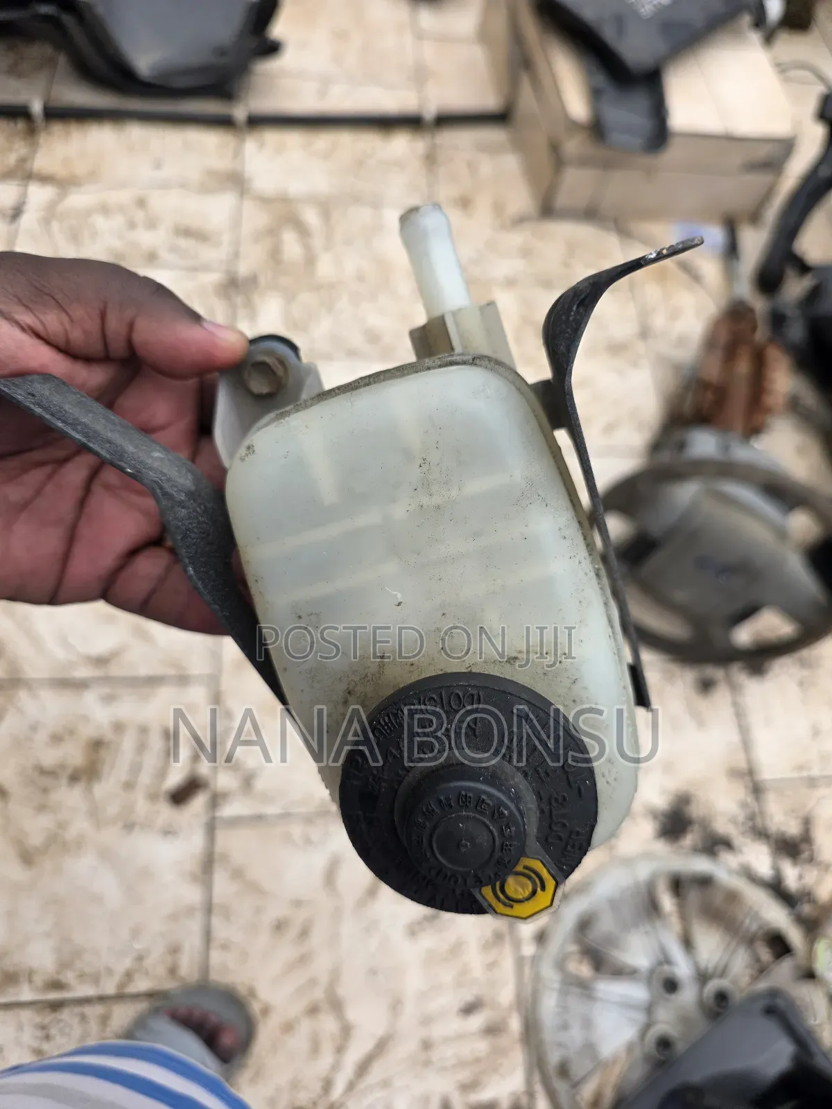 Toyota Voxy Break Fluid Container