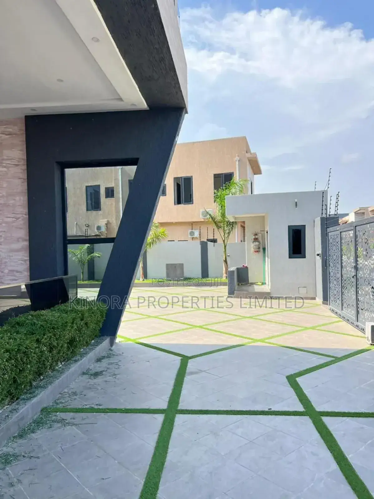 5bdrm Duplex in East Airport for sale