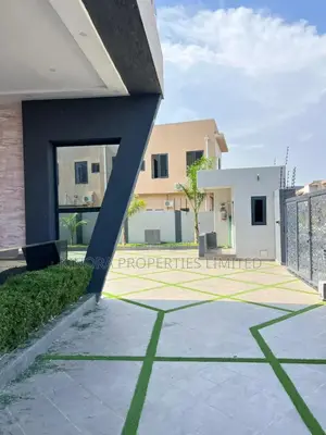 5bdrm Duplex in East Airport for sale