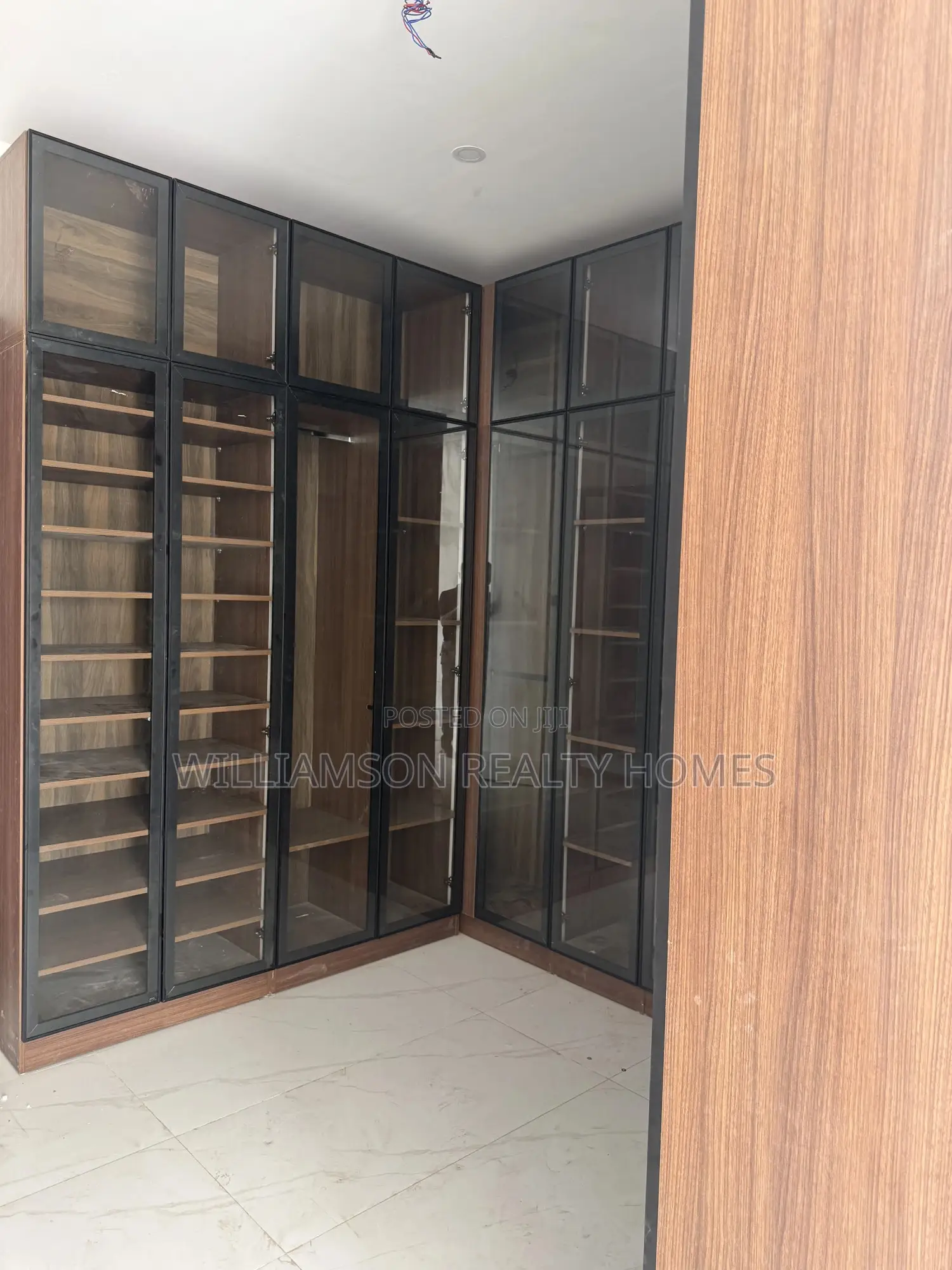 5bdrm Duplex in Community 20 Estate, Spintex for sale