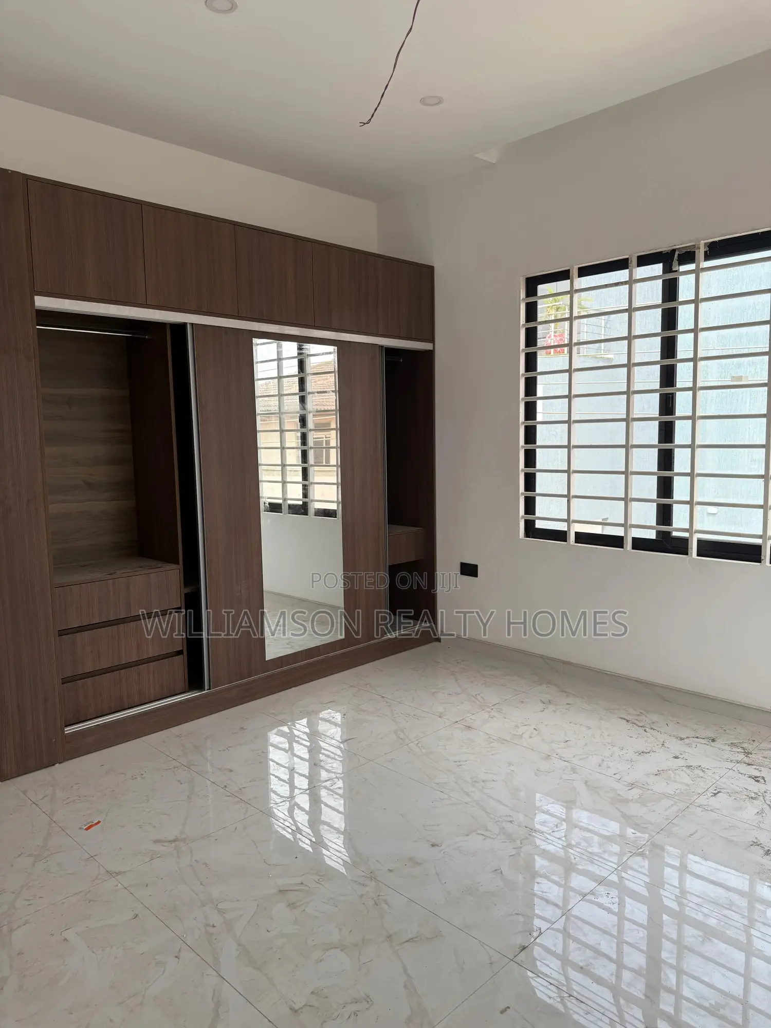 5bdrm Duplex in Community 20 Estate, Spintex for sale