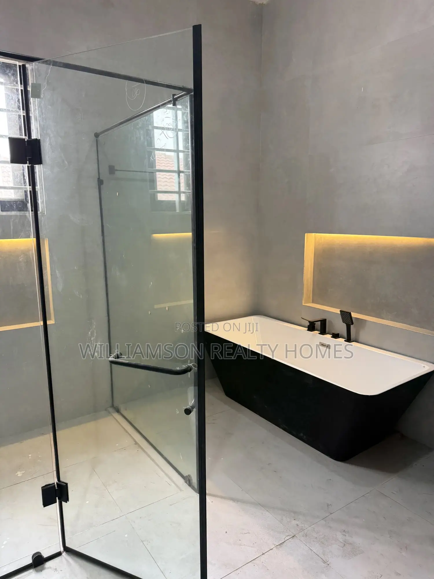 5bdrm Duplex in Community 20 Estate, Spintex for sale