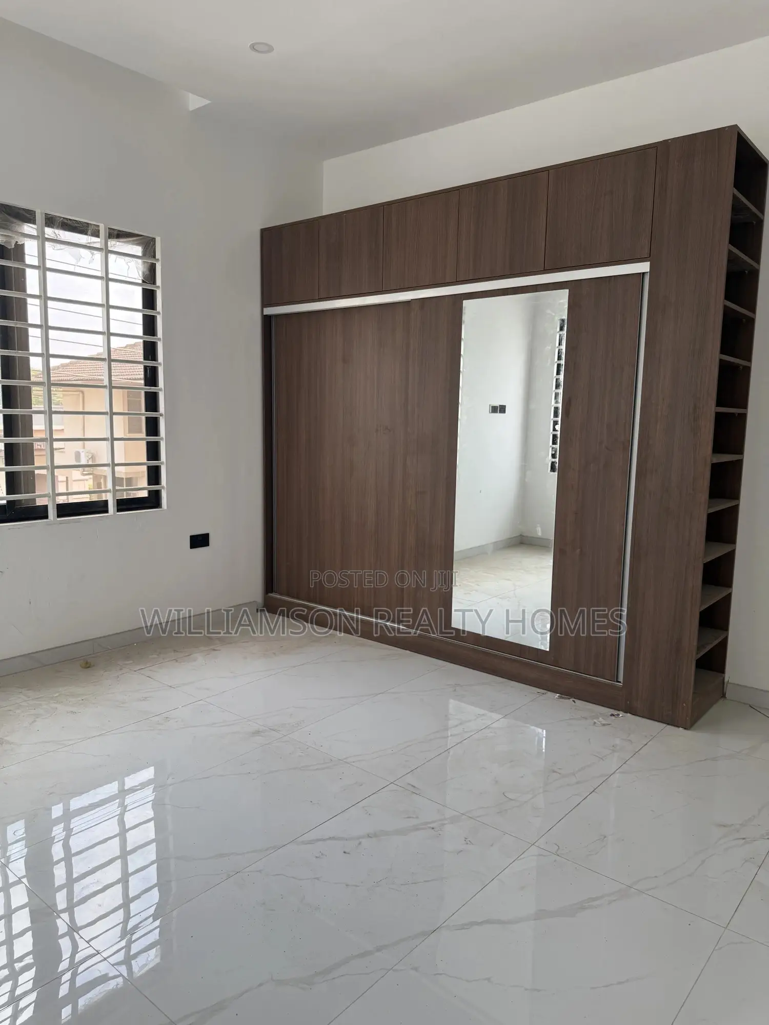 5bdrm Duplex in Community 20 Estate, Spintex for sale