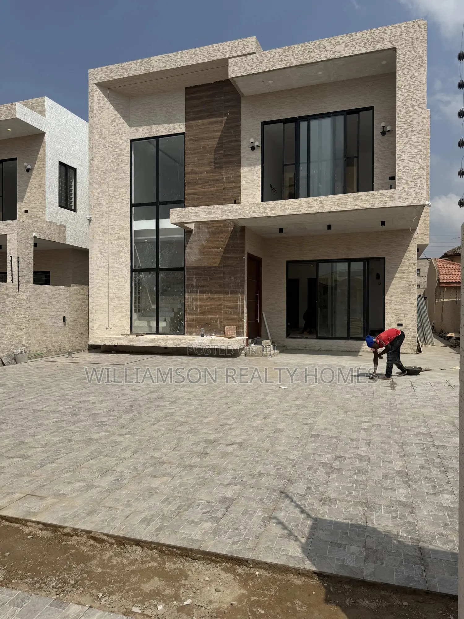 5bdrm Duplex in Community 20 Estate, Spintex for sale