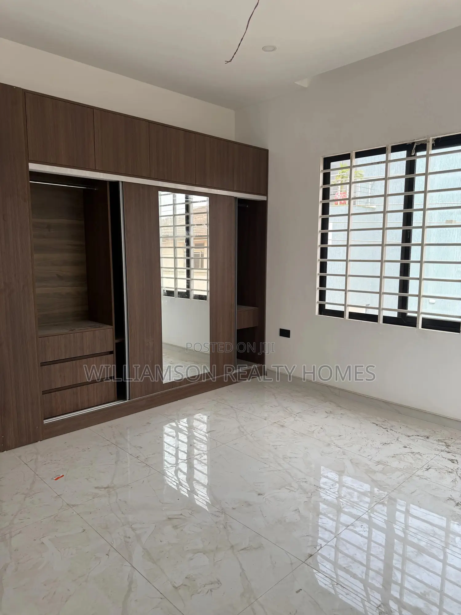 5bdrm Duplex in Community 20 Estate, Spintex for sale