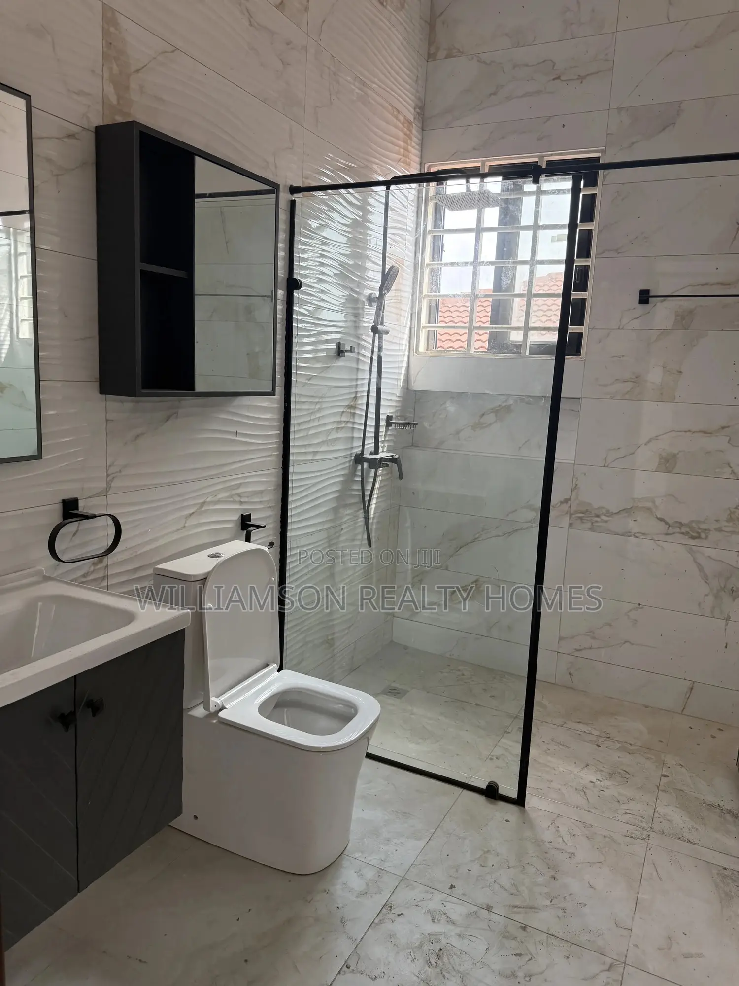 5bdrm Duplex in Community 20 Estate, Spintex for sale