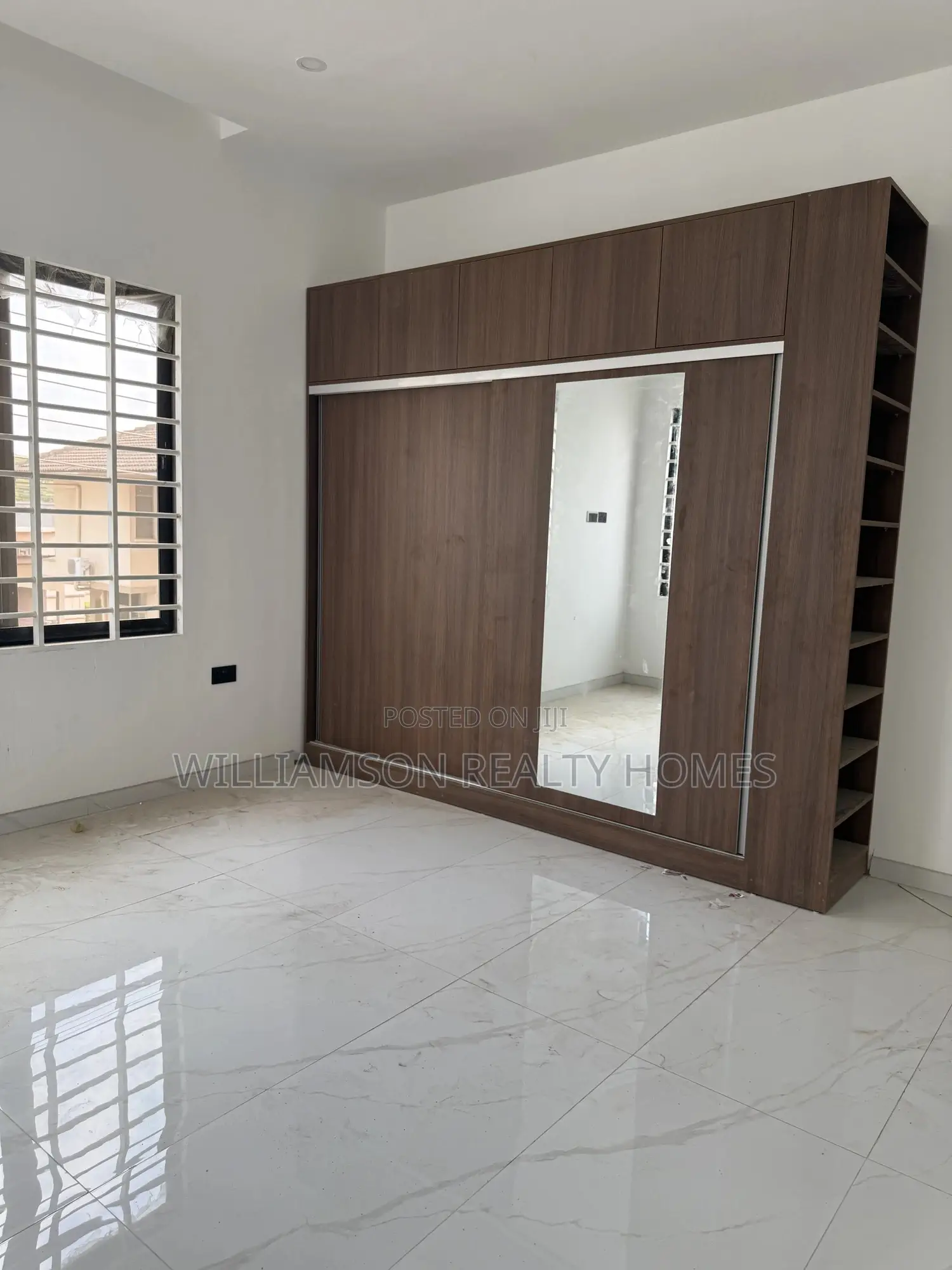5bdrm Duplex in Community 20 Estate, Spintex for sale