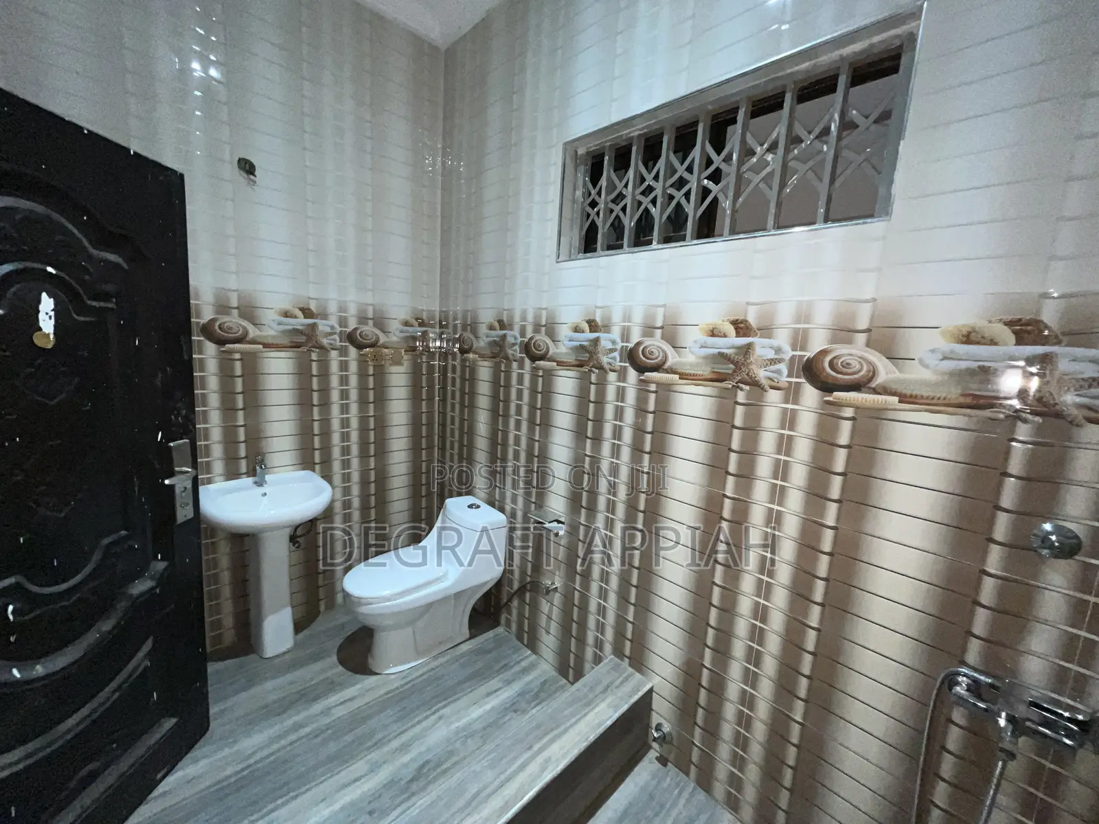 6bdrm House in Adankwame Esaso, Atwima Nwabiagya for sale