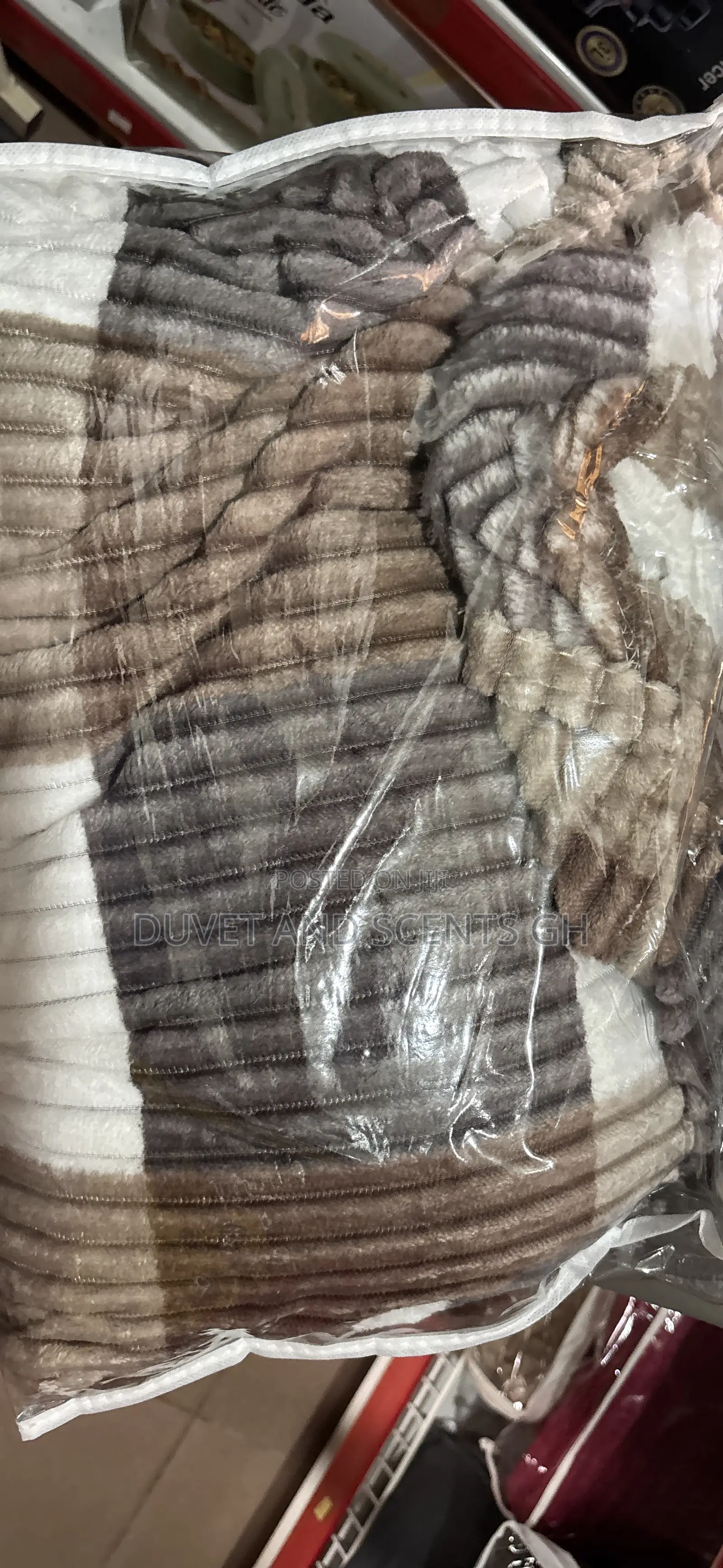 Super Comfy And Fluffy Flannel Blankets With 2 Pillowcases