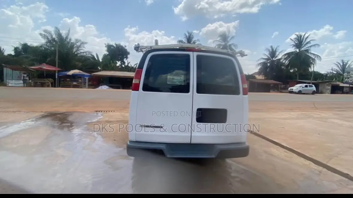 Chevrolet 3500 2007 White