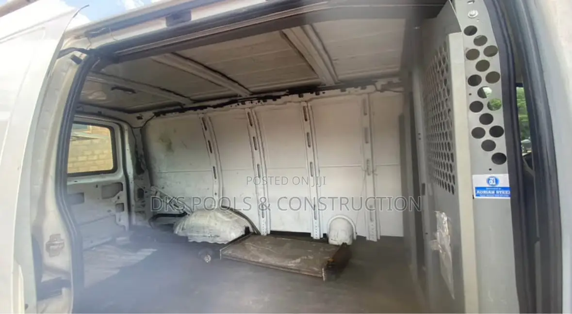 Chevrolet 3500 2007 White