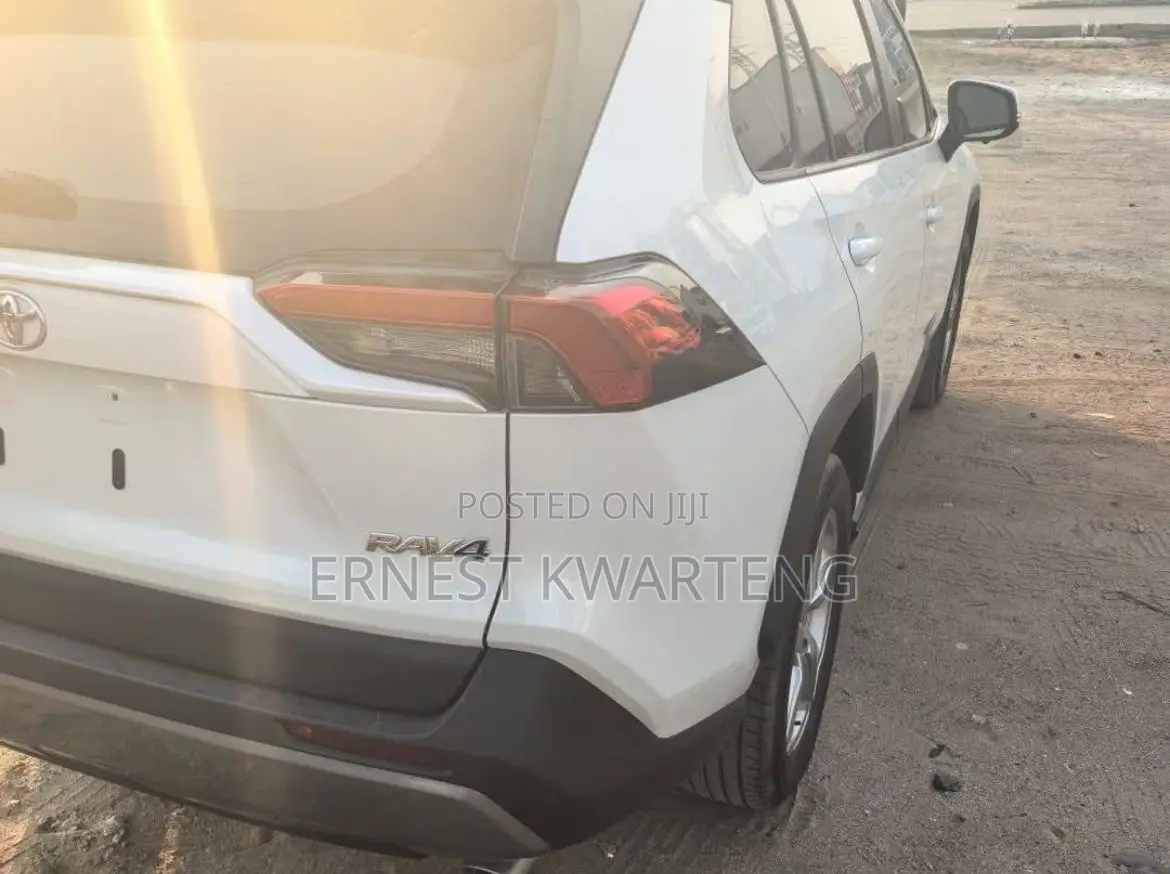 Toyota RAV4 2021 White