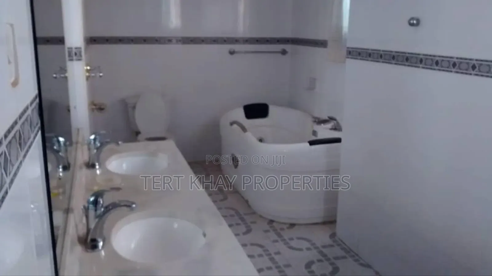 7bdrm House in Community 22, Tema Metropolitan for sale