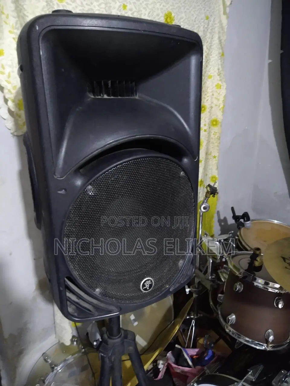Mackie Active Speakers for Rent With Stands